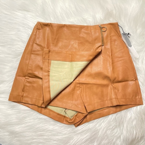 NEW WOMEN’S TRENDY CAMEL FAUX LEATHER ZIPPER ACCENTED SKORT - Picture 4 of 12